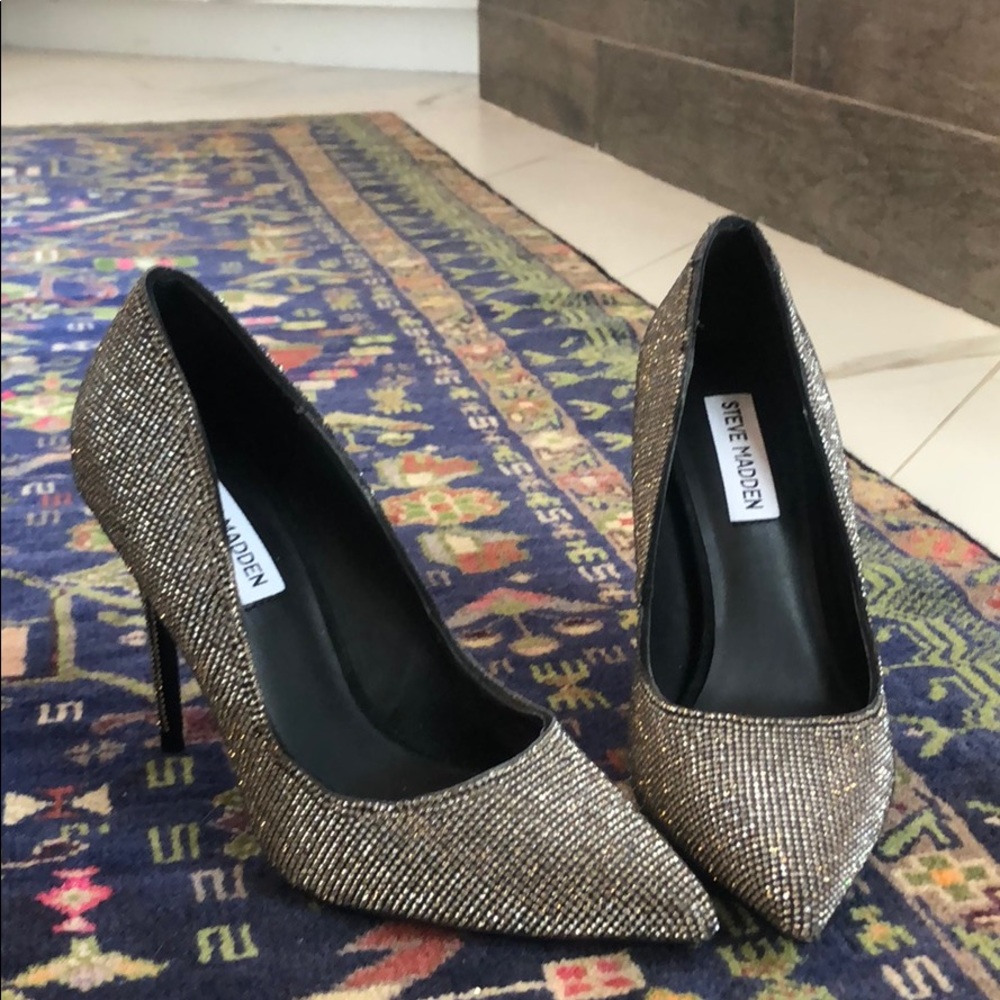 Studded Steve Madden pumps 6.5